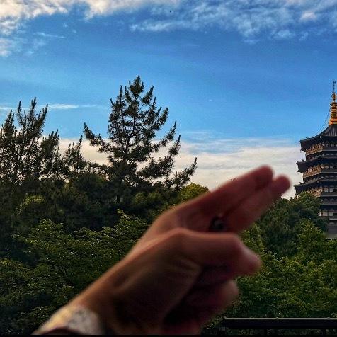 哥哥这是衣服袖口还是手表🥺好想看哥哥戴手表 
