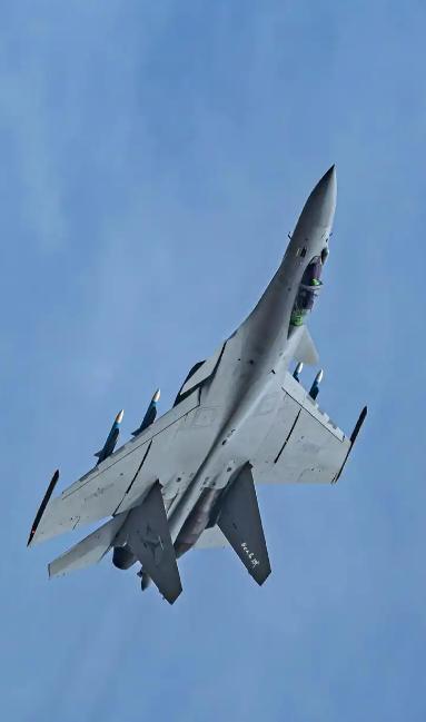 歼-15空战能不能完胜F-18？说句扎心的，歼-15别说打下F18，能不被击落都