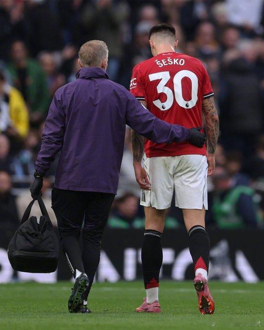 曼联的夏窗新援舍什科在上轮与热刺一战中膝盖受伤，很可能要养伤一个月。阿莫林除了让