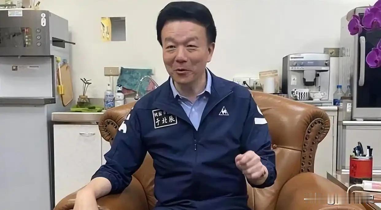 于北辰是似乎就是来搞笑的，他竟然说他不碰抖音就有百万的粉丝，并说整天有人骂他，试