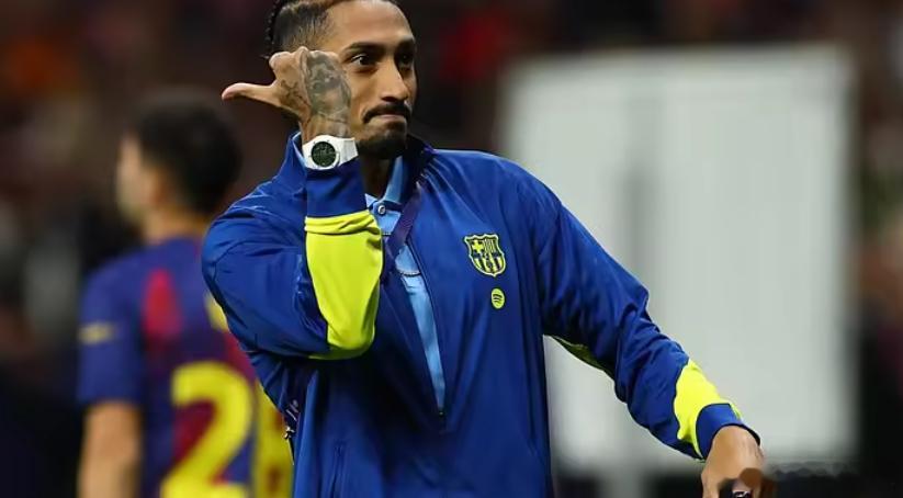 欧冠1/4决赛次回合，巴萨客场2-1击败马竞但仍遭淘汰。赛后，巴萨边锋拉菲尼亚在