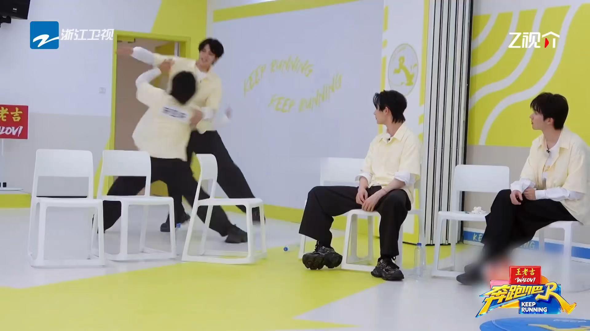 宋亚轩刘耀文撕名牌复盘缠斗奔跑吧 宋亚轩和刘耀文撕名牌撕出了学习的劲头，复盘求教