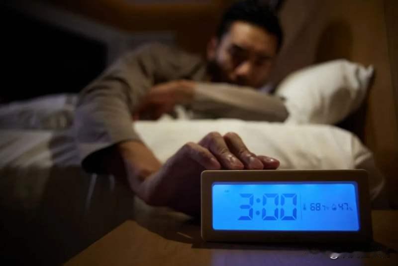 半夜醒了一定别看时间！别说看手机，看手表也不行。黑暗中看手机，会对眼睛造成伤害，