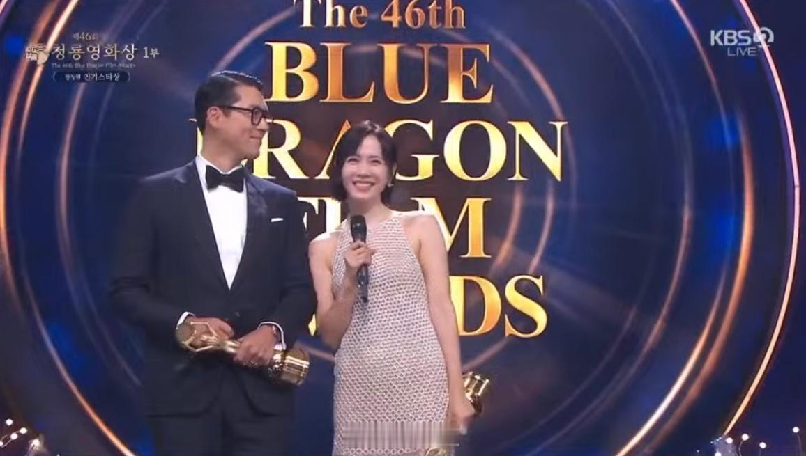 玄彬、孙艺珍共同获得人气奖，再次上台合体。此外获奖的还有：朴珍荣、林允儿