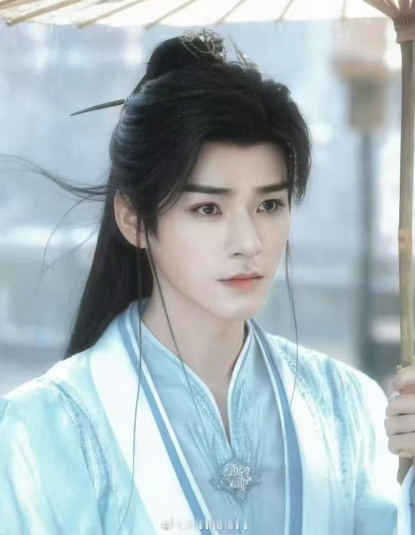 苏暮雨从白月光到朱砂痣 苏暮雨是暗河里的一束光，护大家周全，也是黑夜里的一团火，