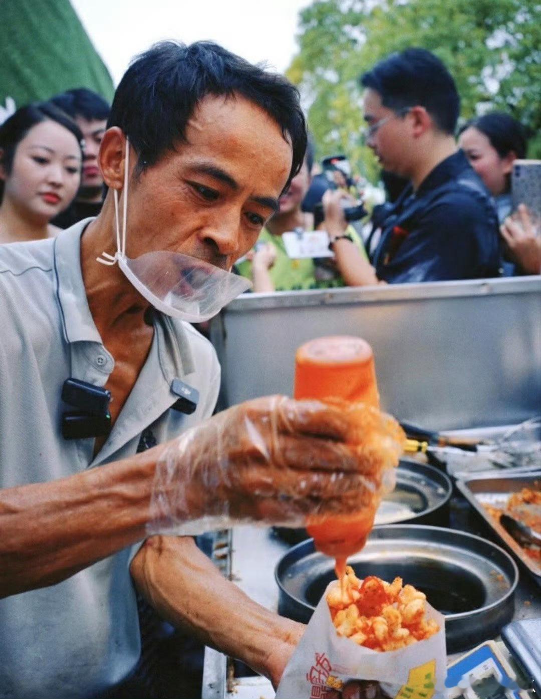 鸡排哥 精神贫瘠涌向鲜活生命每年都在有普通群众突然爆火，他们有一个共同点，都是为