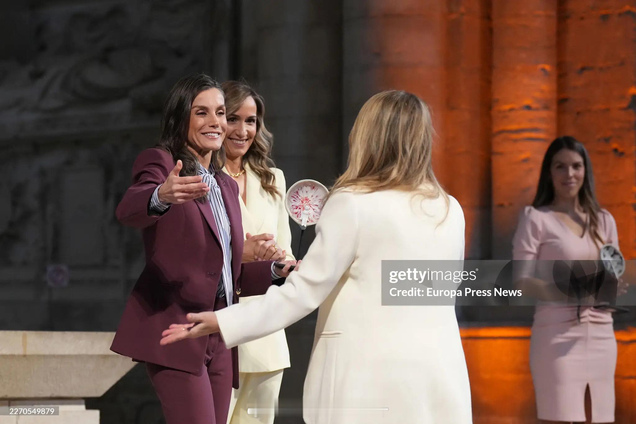 4.9 西班牙王后莱蒂齐亚出席颁奖礼，裤装来自hugo boss 