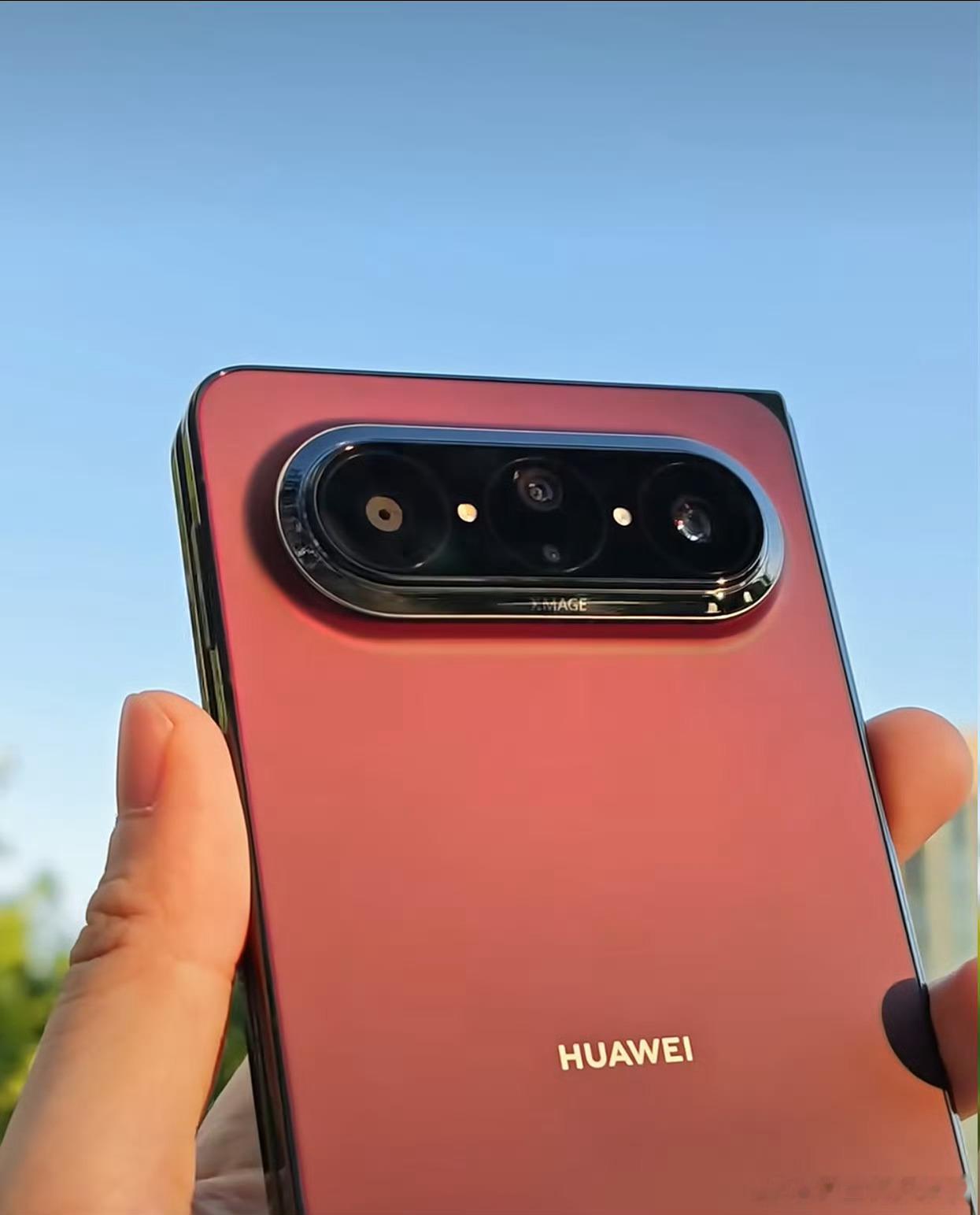 华为PuraXMax波尔多红不少手机红色配色一味追求亮眼，很容易显得廉价，波尔多