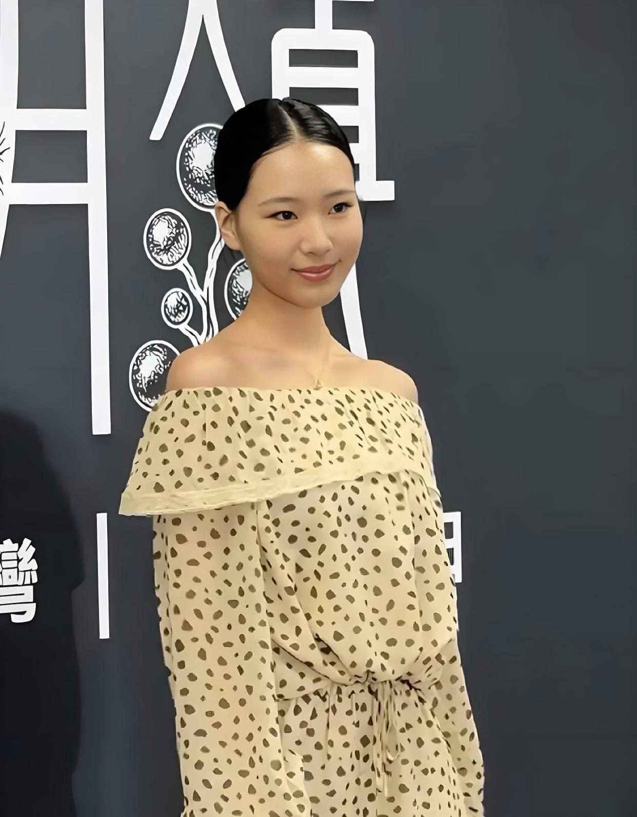 小S大女儿出席新剧的宣传活动。
 
当天她穿着米黄色碎花露肩裙，一双大长腿在镜头