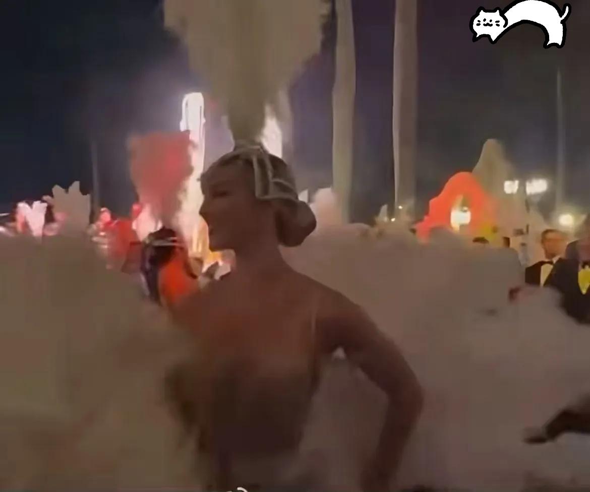 “朱门酒肉臭，路有冻死骨”。

特朗普上周五晚上还在海湖庄园办着奢华万圣节派对，