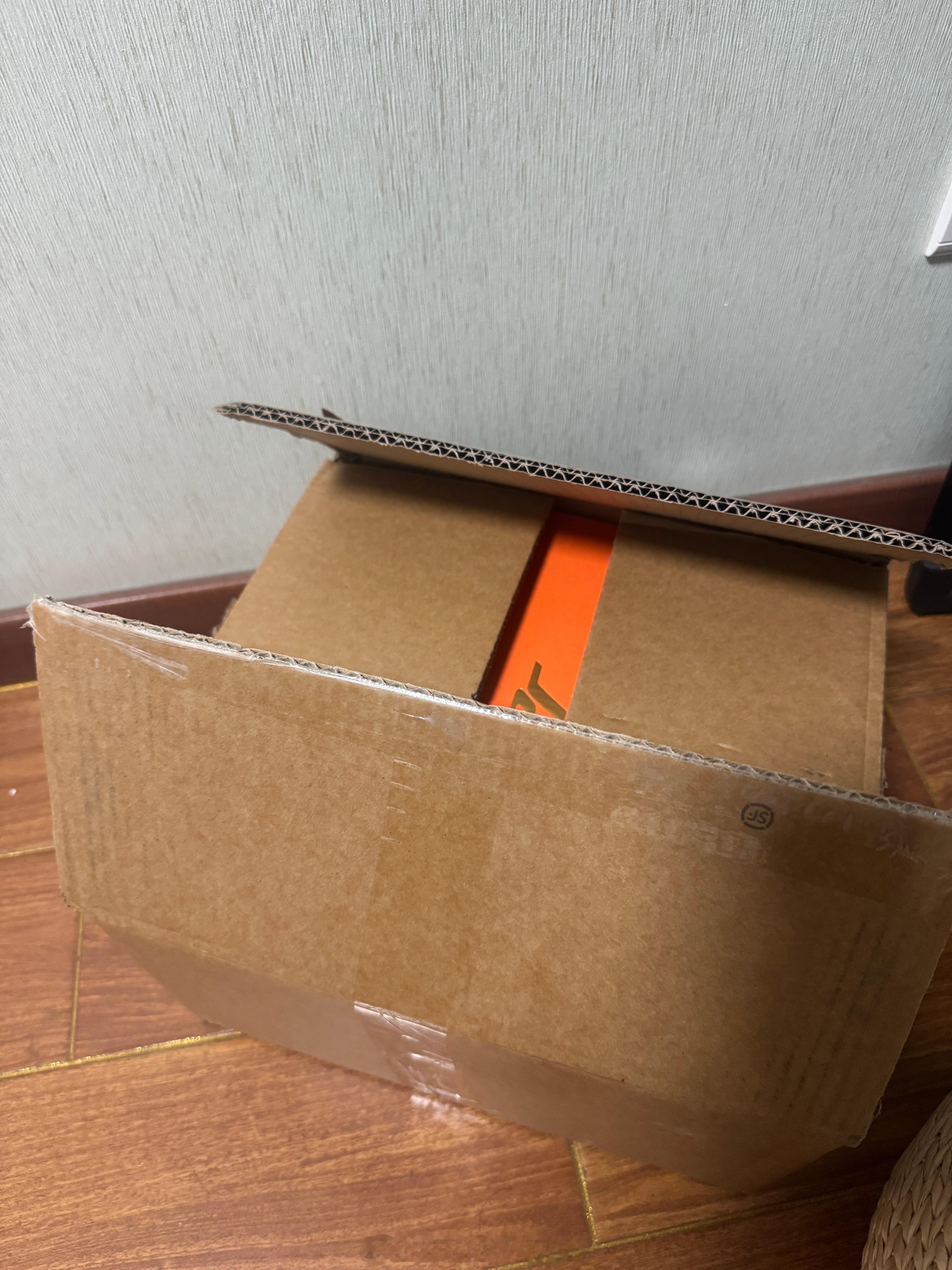 2025年最后一天，收到艺人的新春礼盒。 一会儿录制个开箱~ 