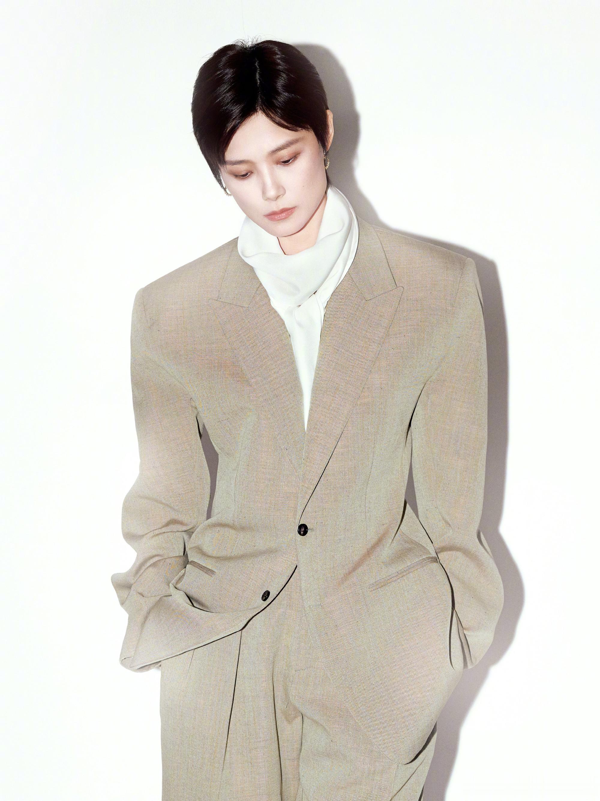 李宇春浙江春晚舞台造型选择了高级感拉满的牌子Bottega Veneta套装！又