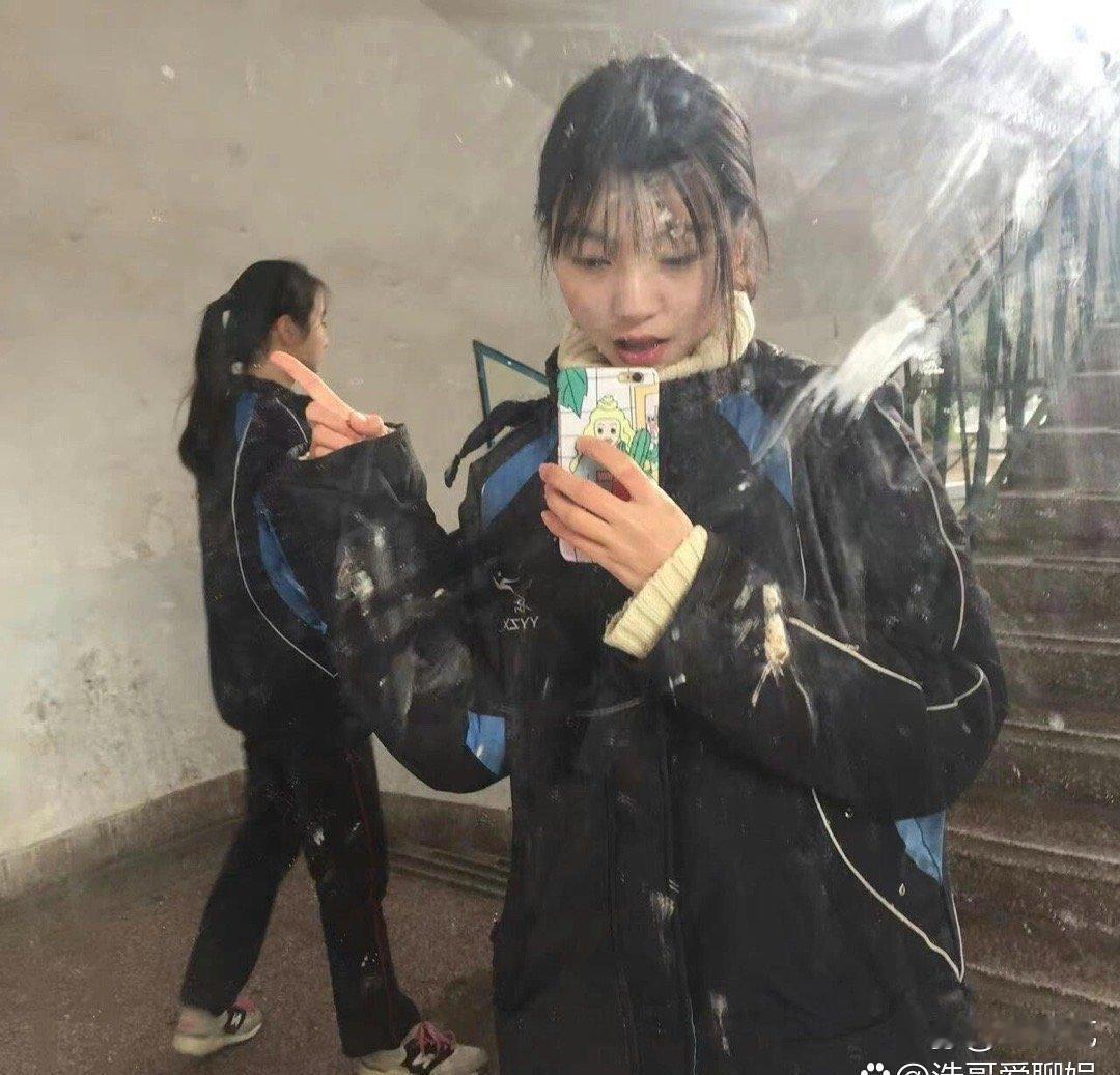 易梦玲初高中时期的旧﻿⁠照曝光﻿﻿，学﻿⁠﻿生时代就已经⁠很美了。⁠ 