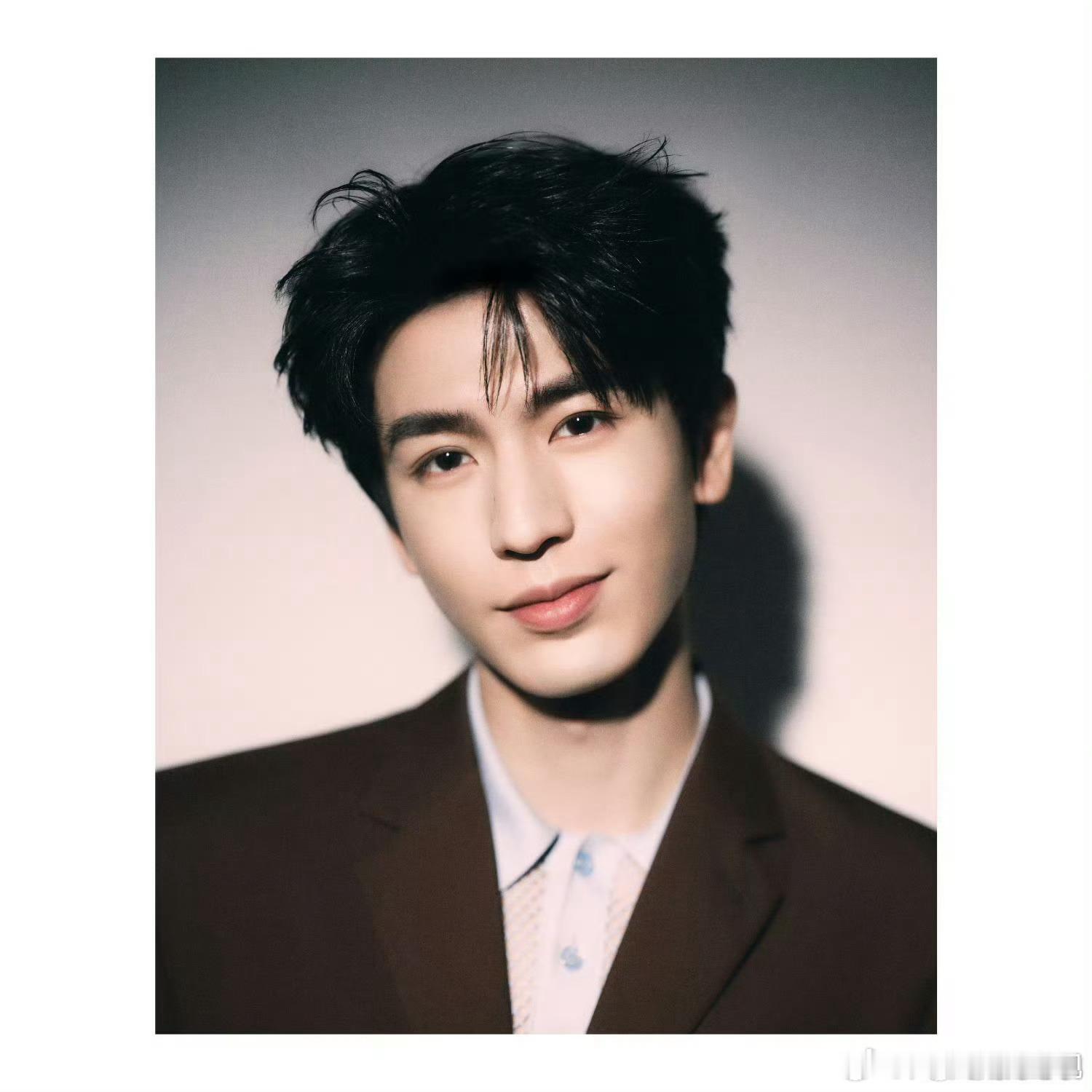 张凌赫摩登风拍立得  镜头之下，光影为他勾勒独特的轮廓，剪裁合身的西装，将复古与