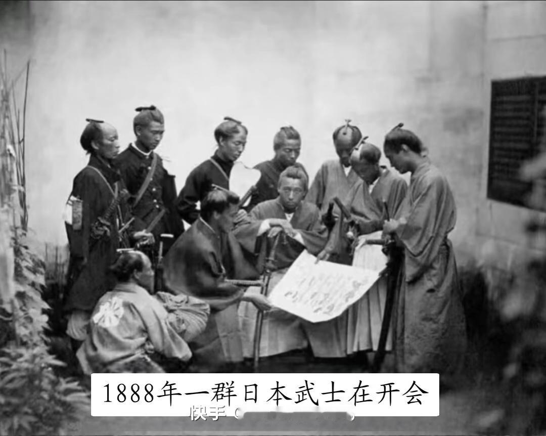 瞧瞧图里这几个日本武士研究武功秘籍的样子，还挺像那么回事。不过啊，可别被他们这副