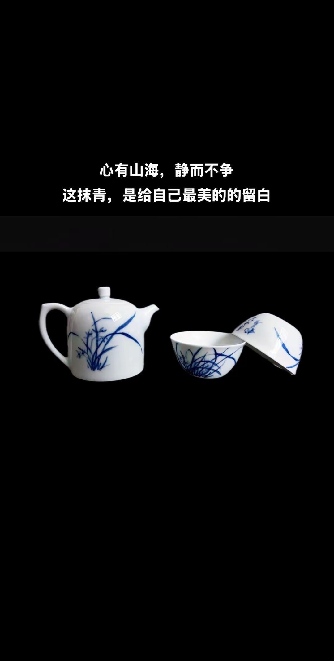 心有山海，静而不争——杨春瓷器（之一）这套瓷器以素白为底，青花绘兰，笔触清雅如风