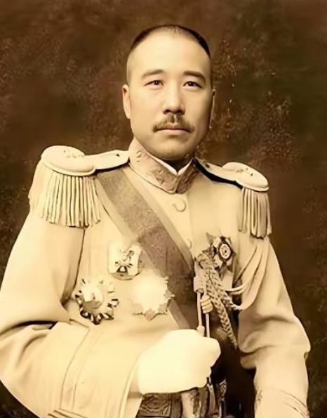 1925年，张宗昌请张作霖吃饭，满屋子小老婆陪酒。老张几杯下肚，眼睛黏在丫鬟李兰