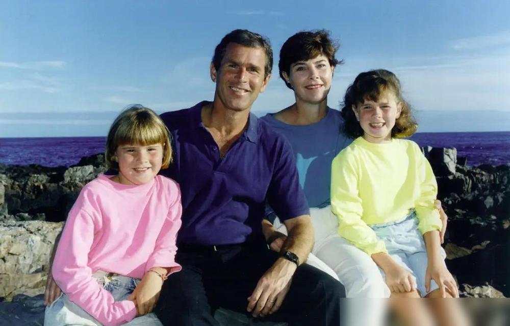 小布什贵为前总统，退位后变身“宠妻狂魔”，给劳拉画肖像画，结果竟然画成了一堆“废