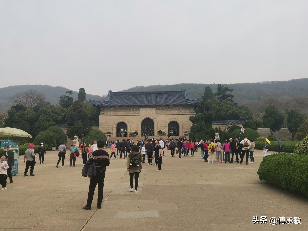 我始终偏爱有山的城市，偏爱那份山与城相融的烟火与辽阔。山城从不是单一的模样，有的