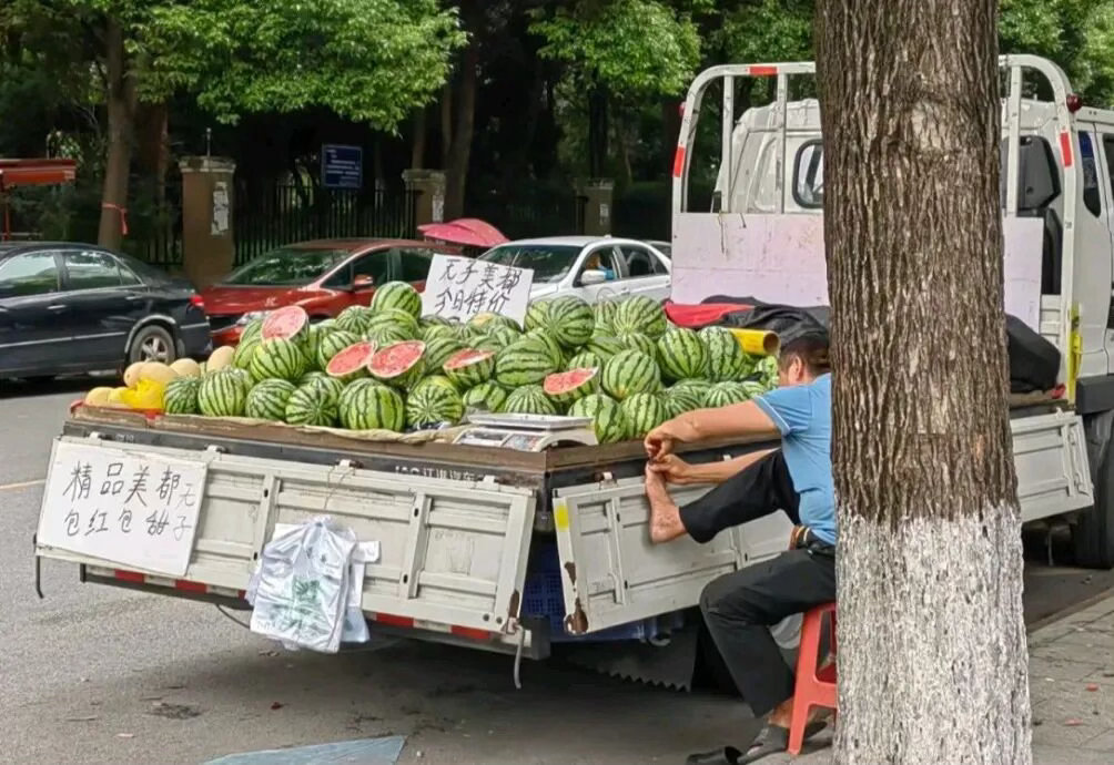 不仅仅是西瓜，反正不要买切好的水果，因为你不知道他那个刀干过什么……千万不要买路