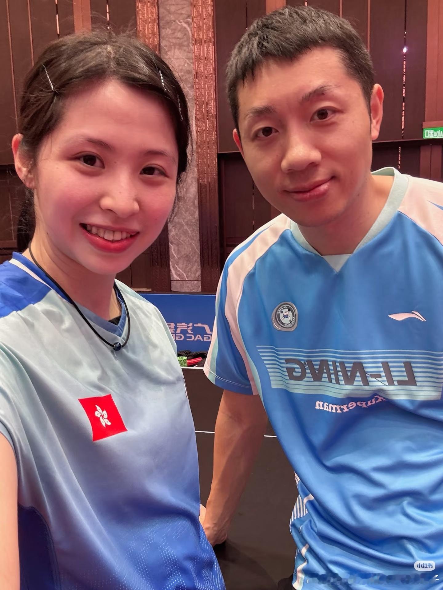 Xuperman的签约选手梁俨苧分享了和老板许昕的合影🤳🏓 