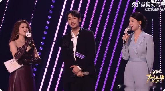 第一次见选手和评委差点打起来夏哲轩带着原创炸场还不够，怼评委的样子更绝，这股子不