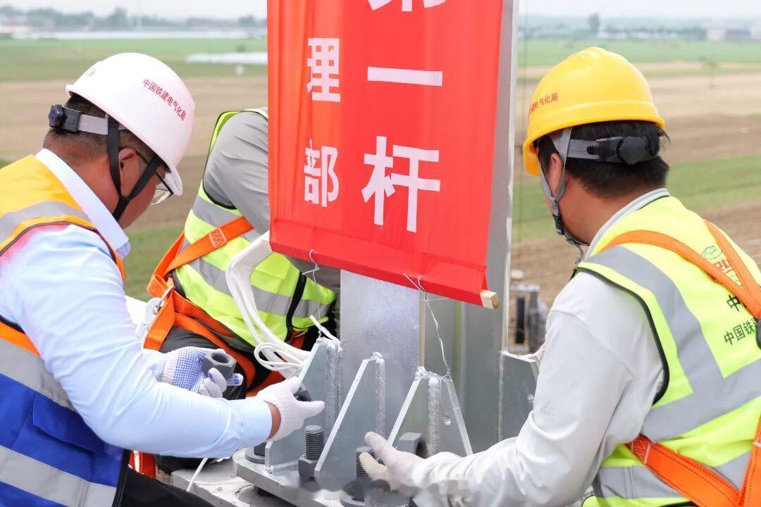 河南平漯周高铁迎来新进展6月23日上午，河南平漯周高铁建设迎来重要节点——首根高