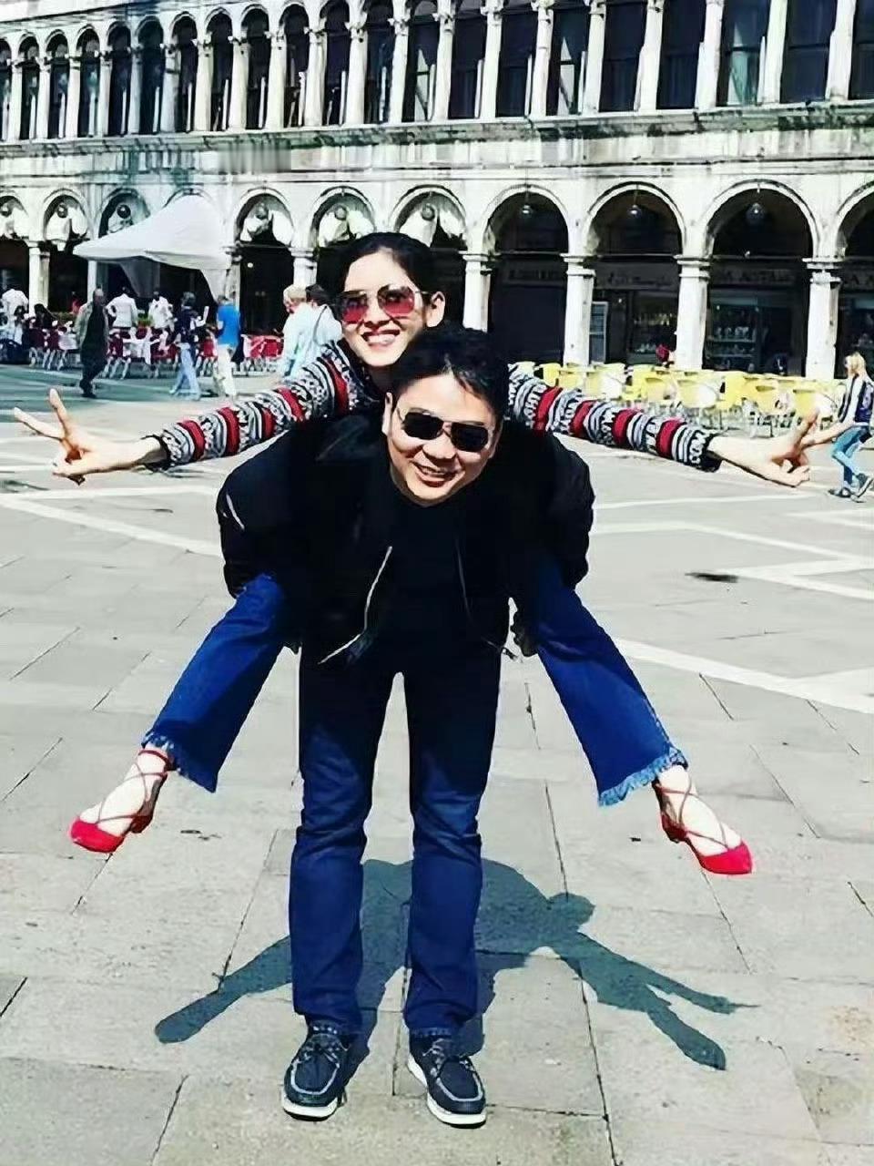 这时候的刘强东三十八岁，章泽天十八岁，刚认识不久， 