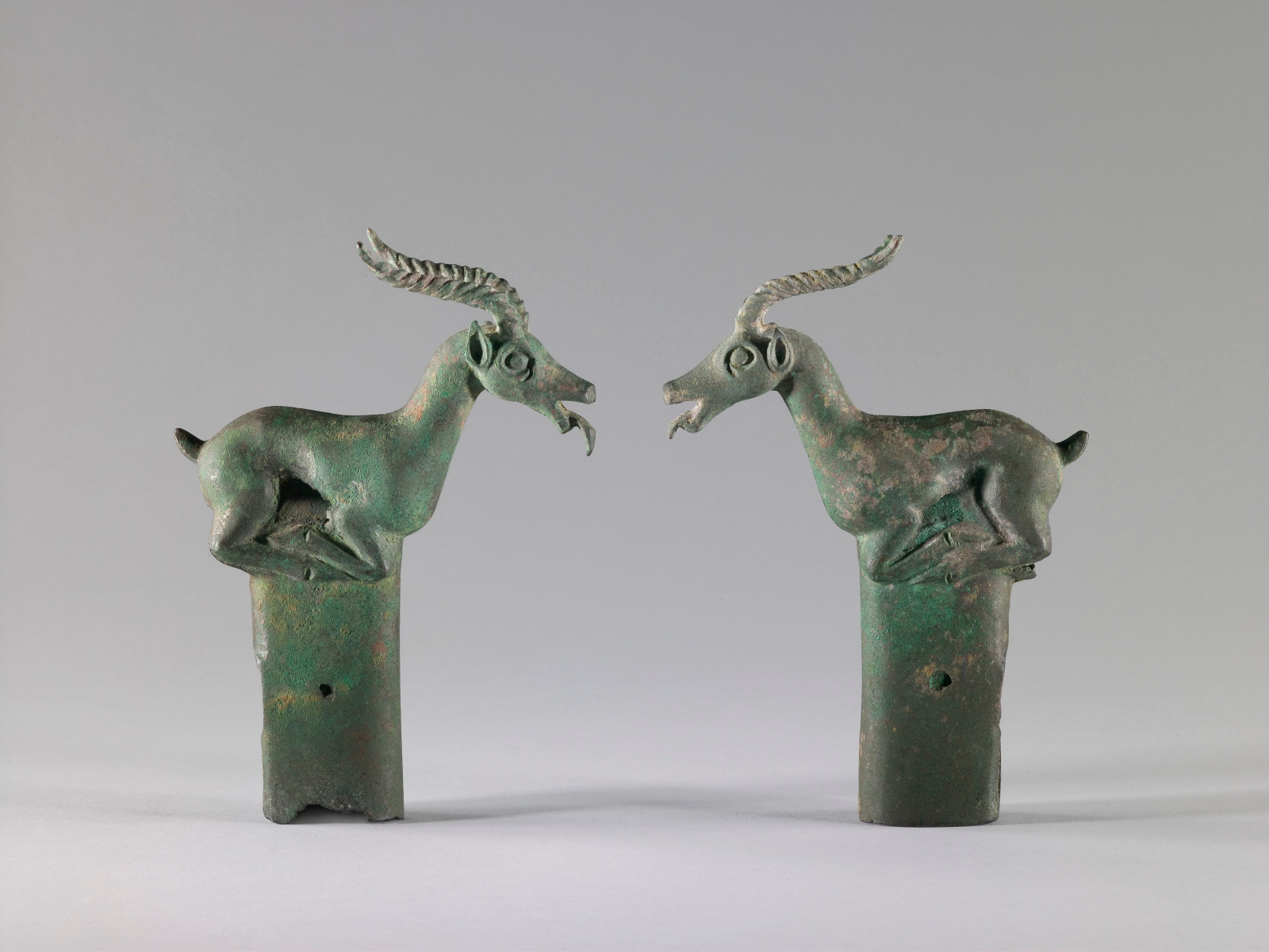 每天一件青铜器 美国圣路易斯美术馆收藏的一对东周草原文化的大角羊车饰件 