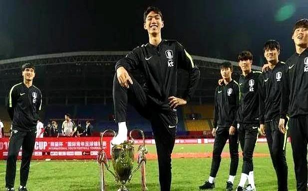 韩国又踩奖杯？今晚先踢再说。

CCTV5被全运会挤掉，手机刷央视频一样看。
