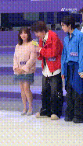 跟朋友疯狂安利这个追梦少年， 不气馁不掩饰，只想站在舞台唱歌的执念太热血～ 