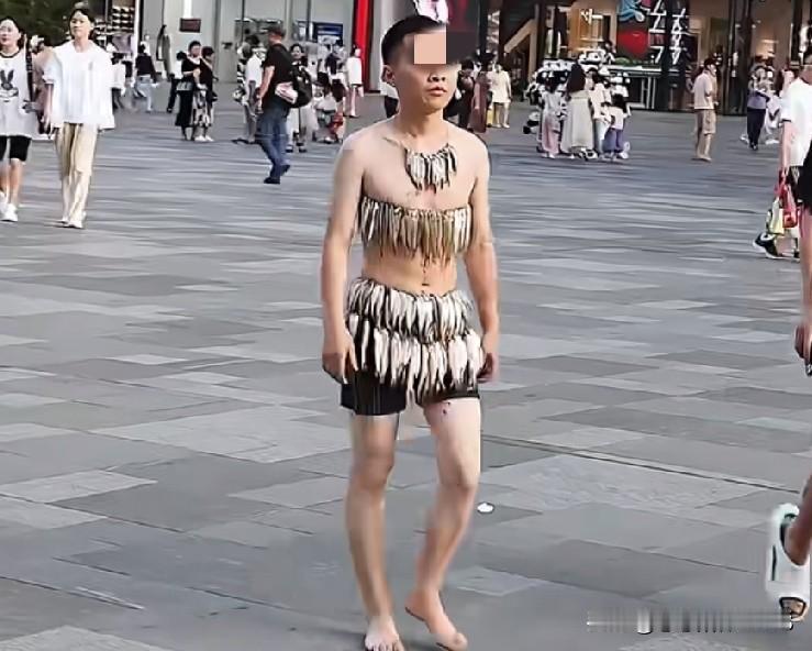 成都这天气，穿这身正合适，就是身上挂着鱼，乍一看还以为要当场晒鱼干呢😂
平常逛
