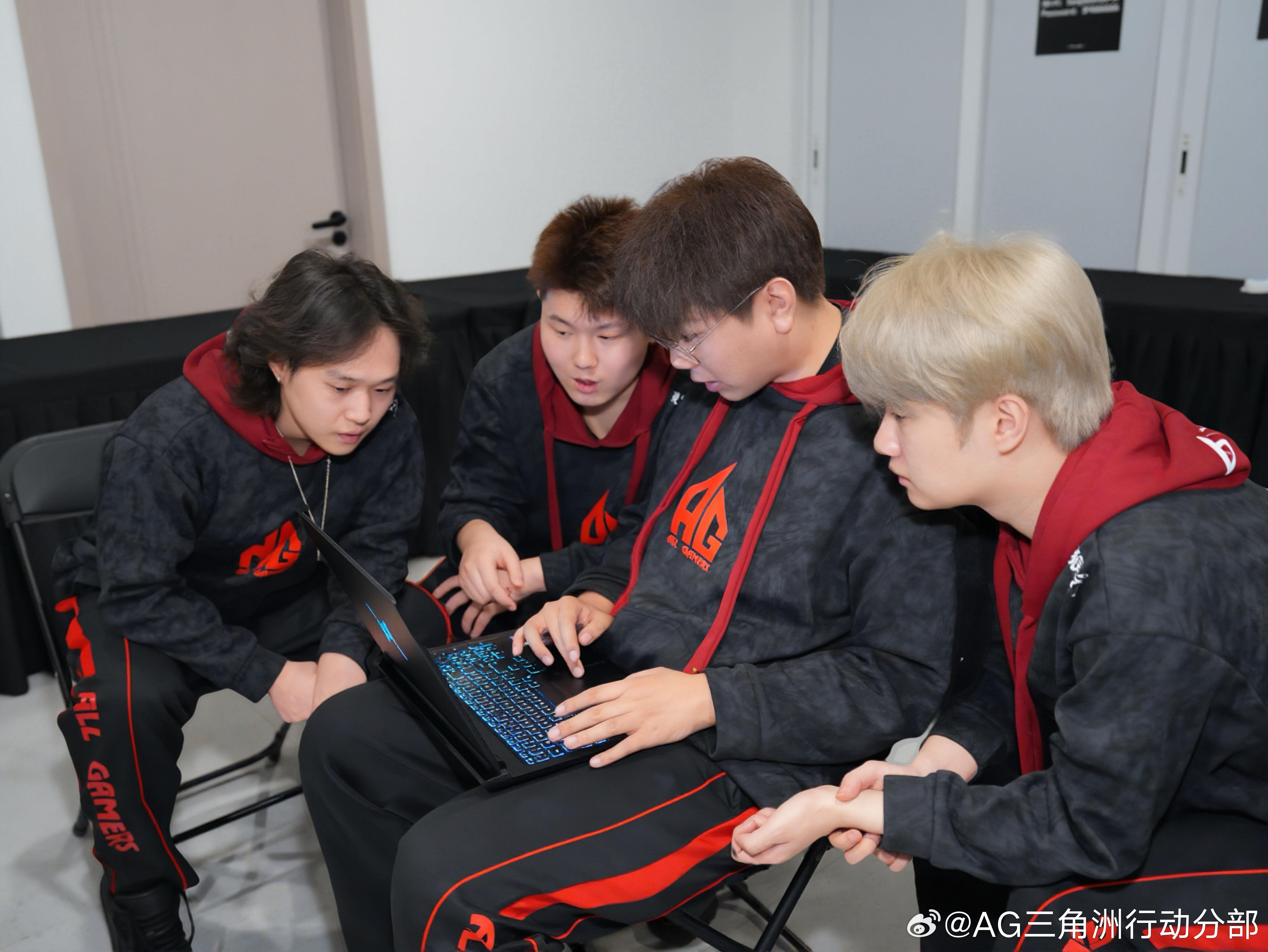 这应该就是最新款的荣耀WIN游戏本了吧，A面和C面线条硬朗、质感到位，一眼电竞范