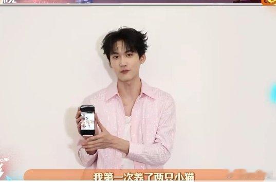 周柯宇2024迎来了两个家庭新成员 😍周柯宇家新添两只萌猫，可爱爆表!🐱同时
