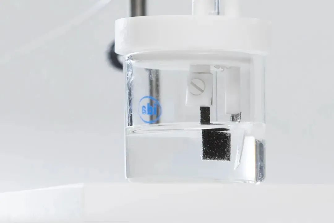 【电解水制氢催化剂重要突破，源于错加试剂】8月19日，据科技日报记者从西湖大学获