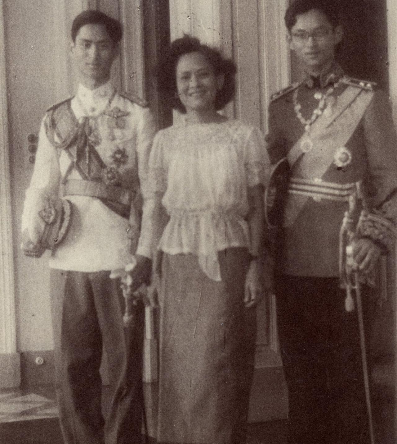 当年老国王的母亲挺不容易的，她一个寡妇养大两儿一女。好在这时两个儿子都长大成人了