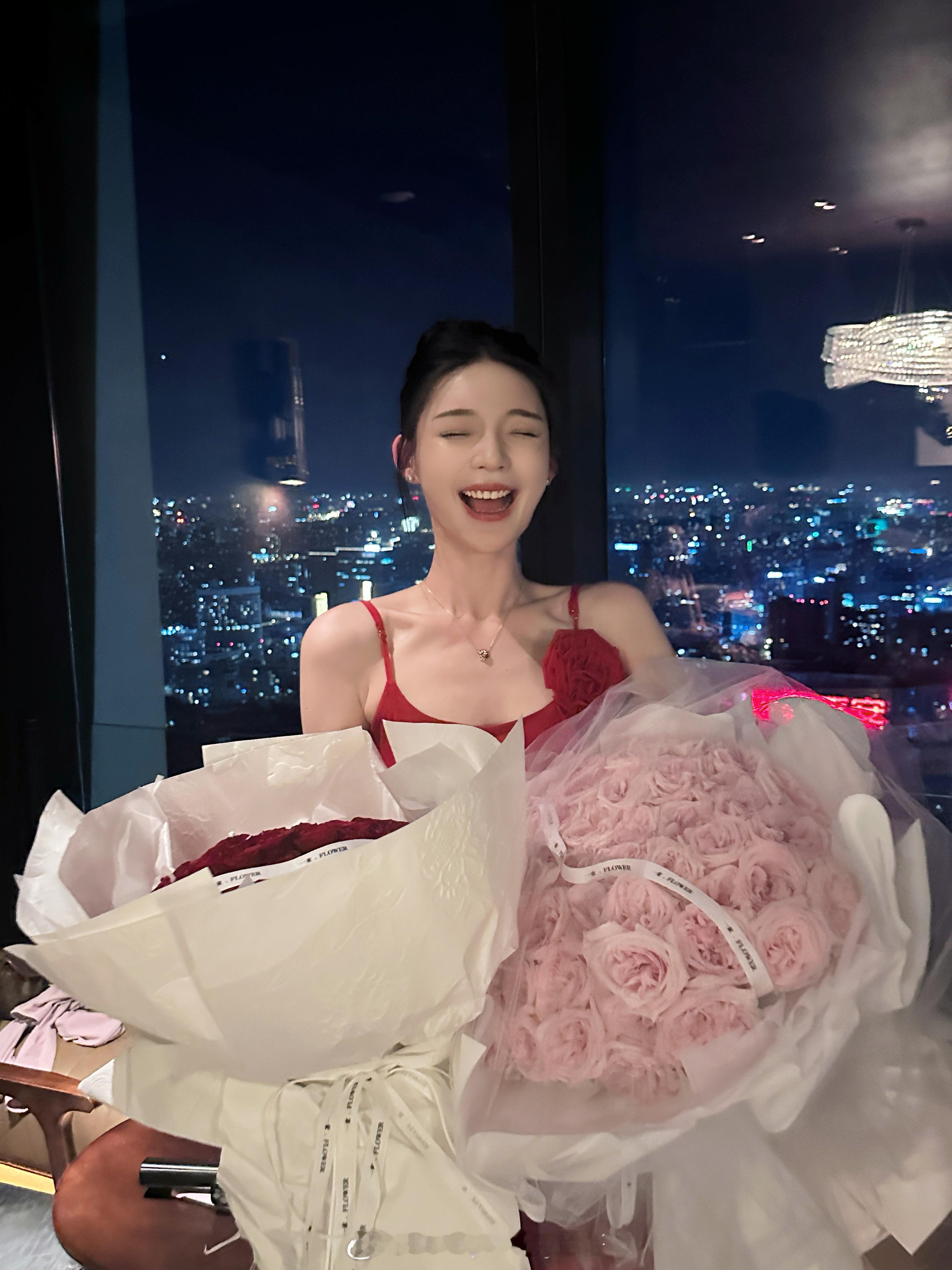 昨天的鲜花和蛋糕[嘻嘻][嘻嘻][嘻嘻] ​​​