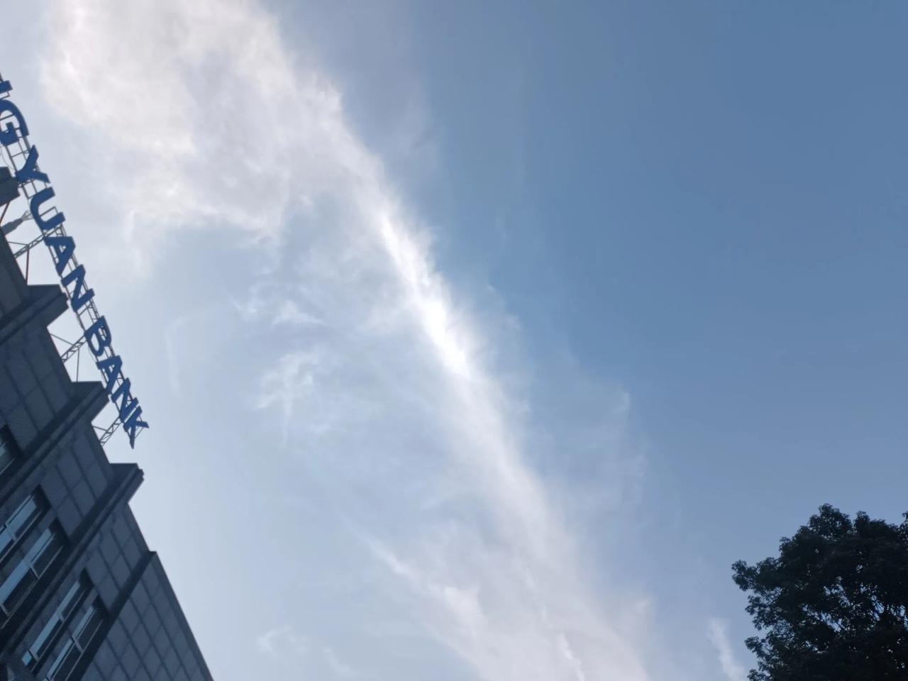 2024年，一男子因控制几十个账户，操纵股票（电光科技）价格，被罚没近3亿元。