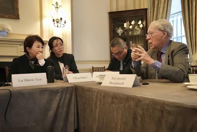 卢秀燕为什么如此嚣张跋扈！在访美期间鼓吹台湾的军购，还说国民党从没有放弃对战争的