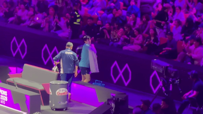 温瑞博输给勒布伦，王皓和秦指特意等他一起退场，拍拍他的肩膀鼓励他。

重庆冠军赛