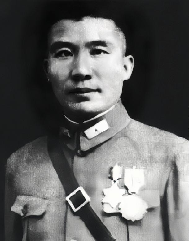 1935年，王耀武得知部下俘虏了一个红军师长，兴冲冲的跑过去准备审讯，但当他看到