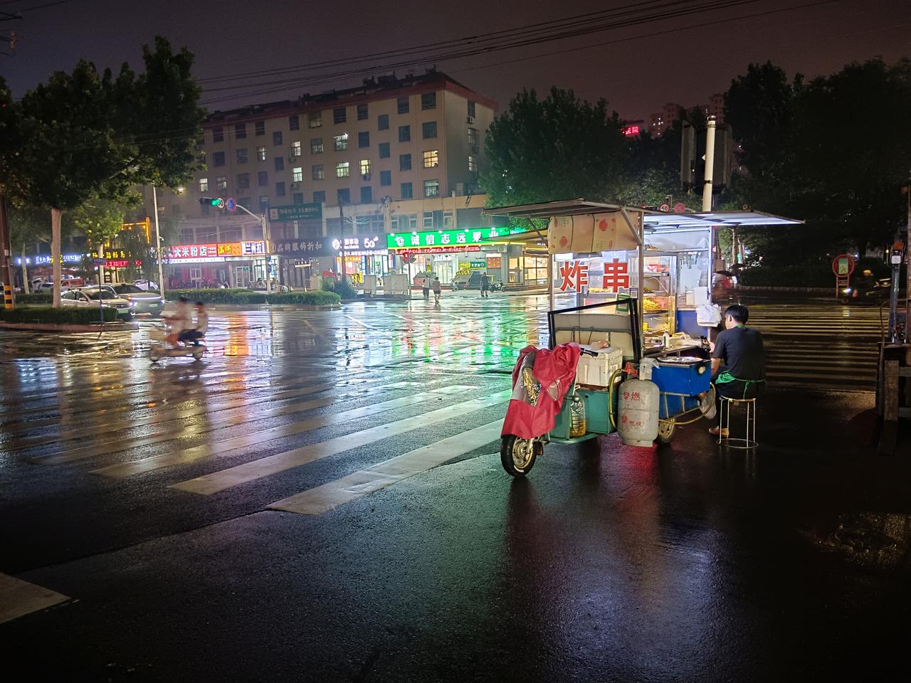 雨夜记。跑步回来，在家吹空调。现在真好，天热有空调，天冷有暖气。记得小时候，夏天