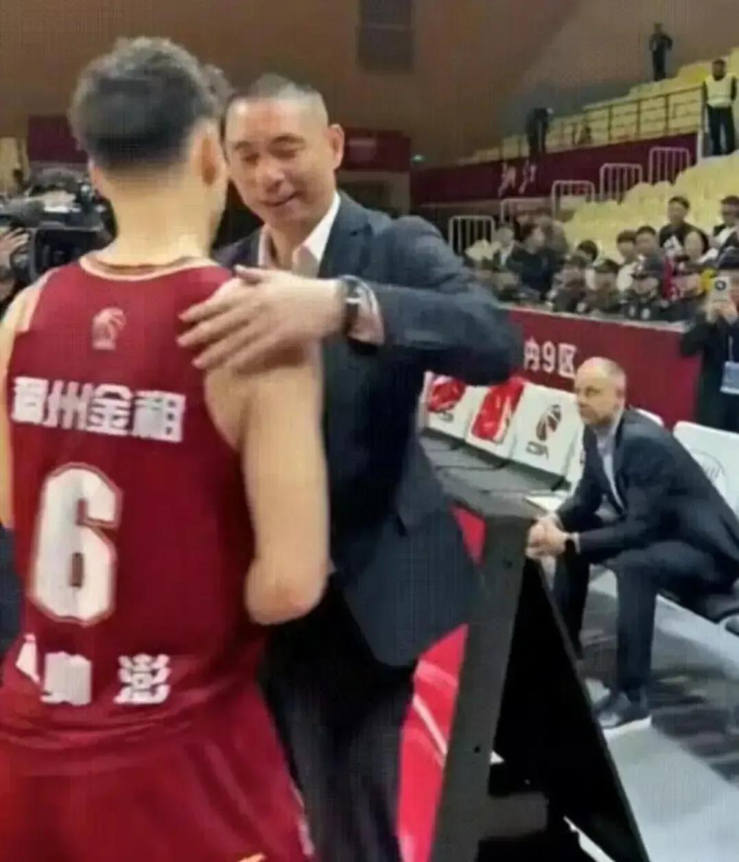 暖心的画面！CBA应有的模样！师徒情和将帅一相逢一笑泯恩仇！
1.相逢一笑泯恩仇