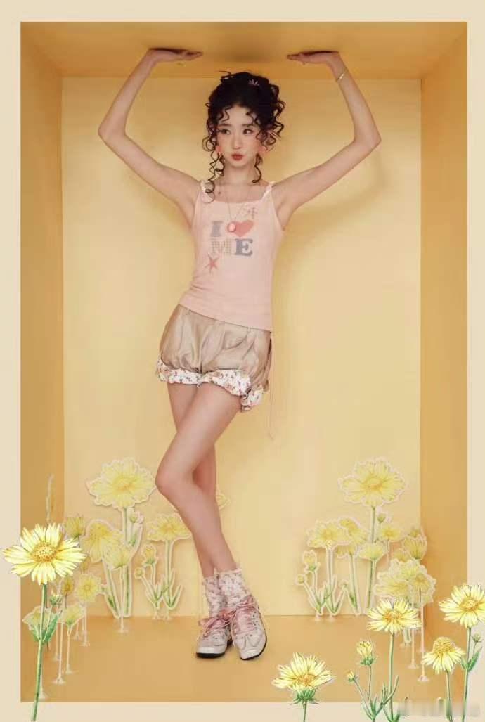 张艺凡鬼马少女感张艺凡完全手办来着张艺凡这组“余小鱼”照片太会拍！每个小格子都藏