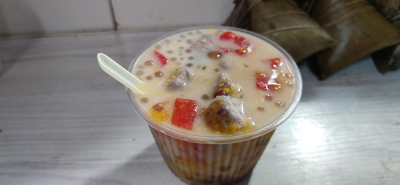 跟着网友找南宁美食，这家交易市场的糖水真的夯爆了！
里面的料超级多，老板阿姆给的
