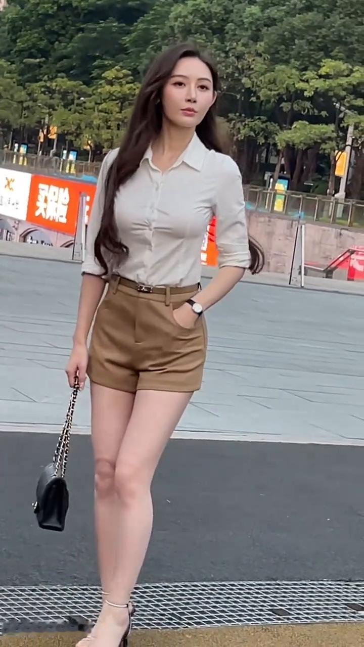 本台消息：本市一市民整天在家沉迷于自拍，竟误以为自己是全网第一颜值担当。开始嫌弃