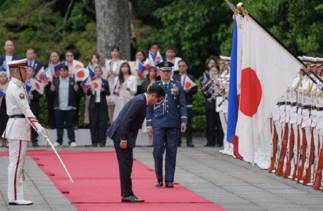 访问日本回来后屁股还没坐热，总统马科斯就对着参议院一顿猛批。他指责部分议员包庇相