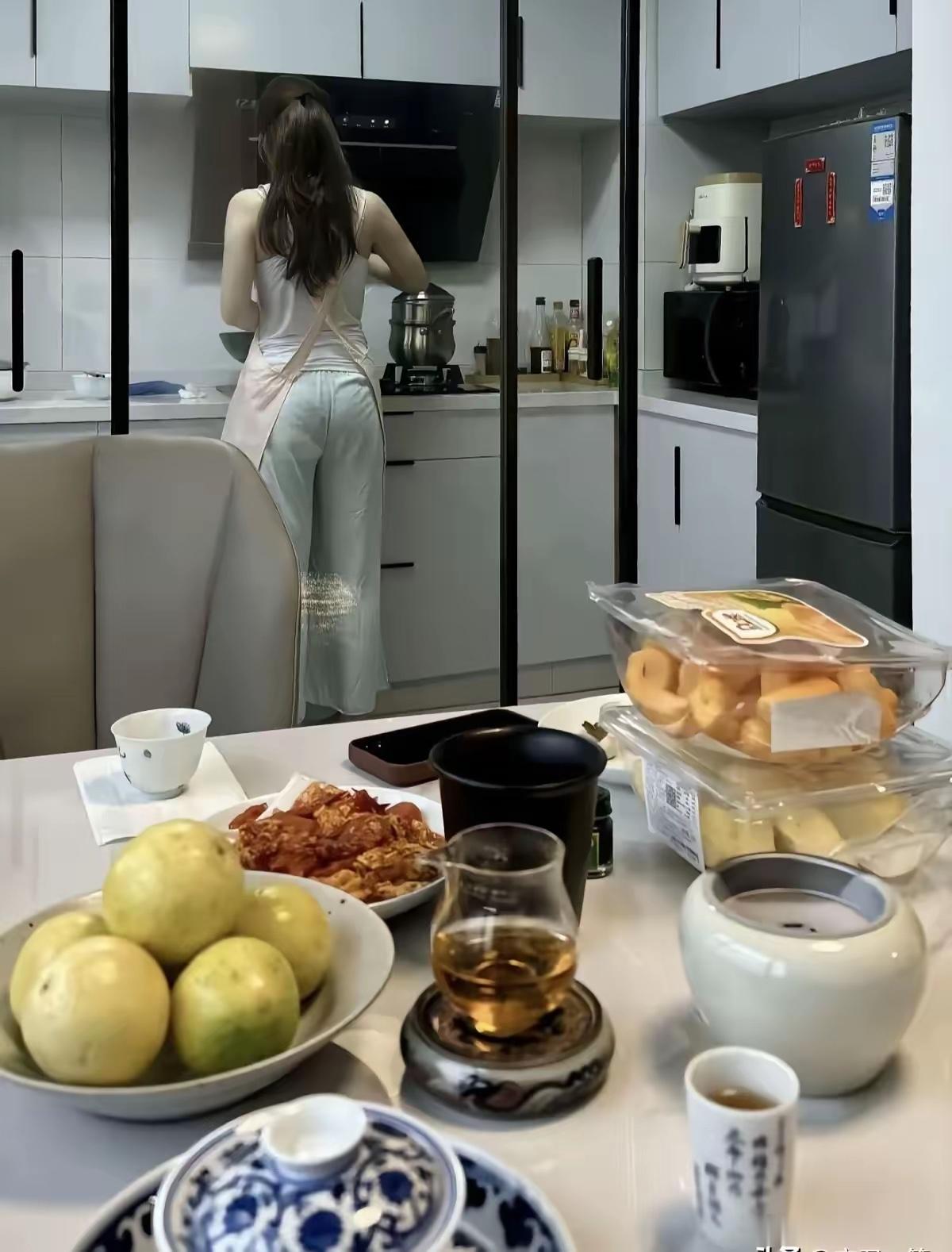 有这样的妻子，每晚给你做饭，你打算几点回家啊 ​​​