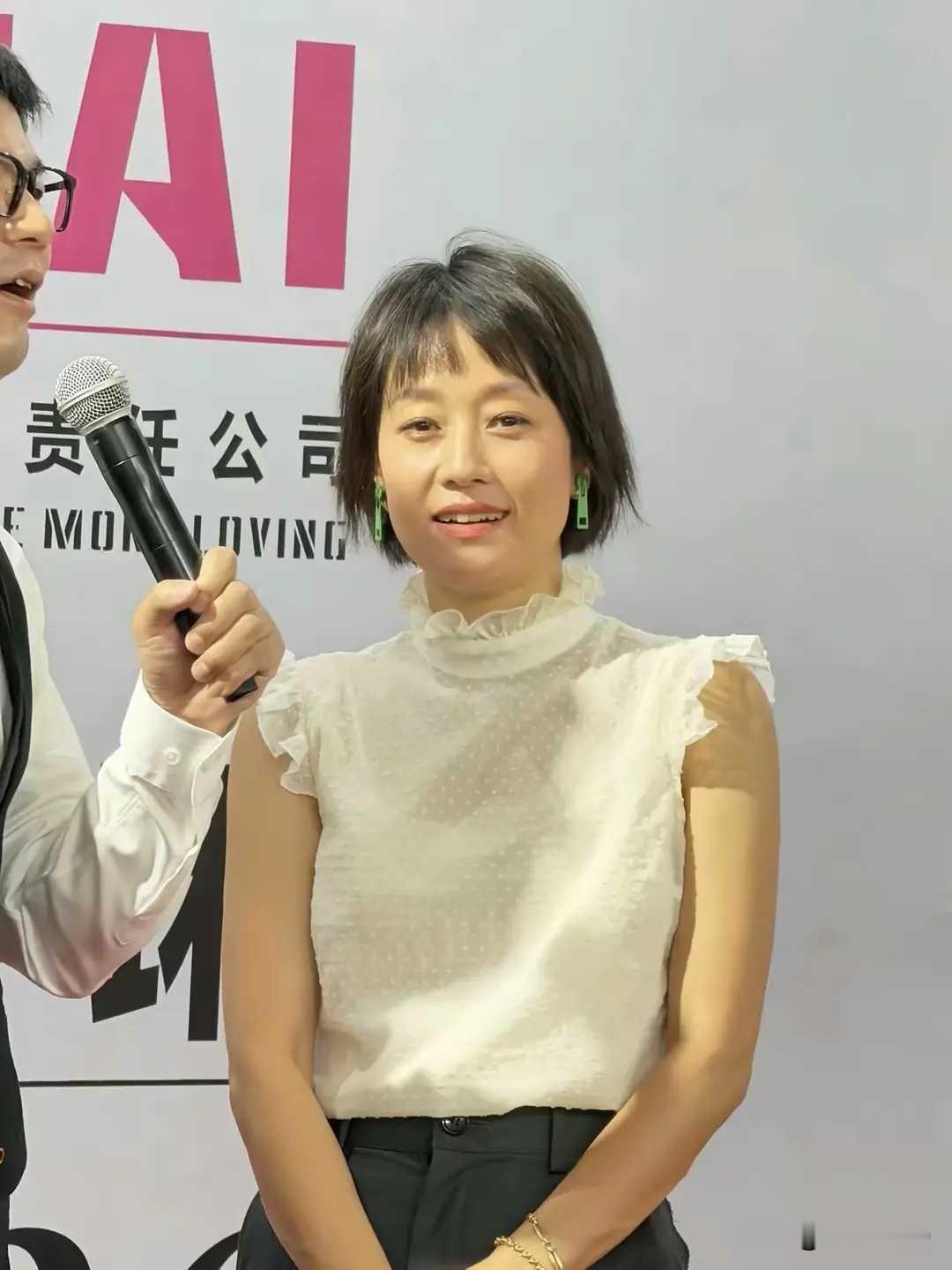 妈呀！这居然是马伊琍？
刷到一组线下生图，
盯着屏幕看了好几遍，
反复确认才敢信