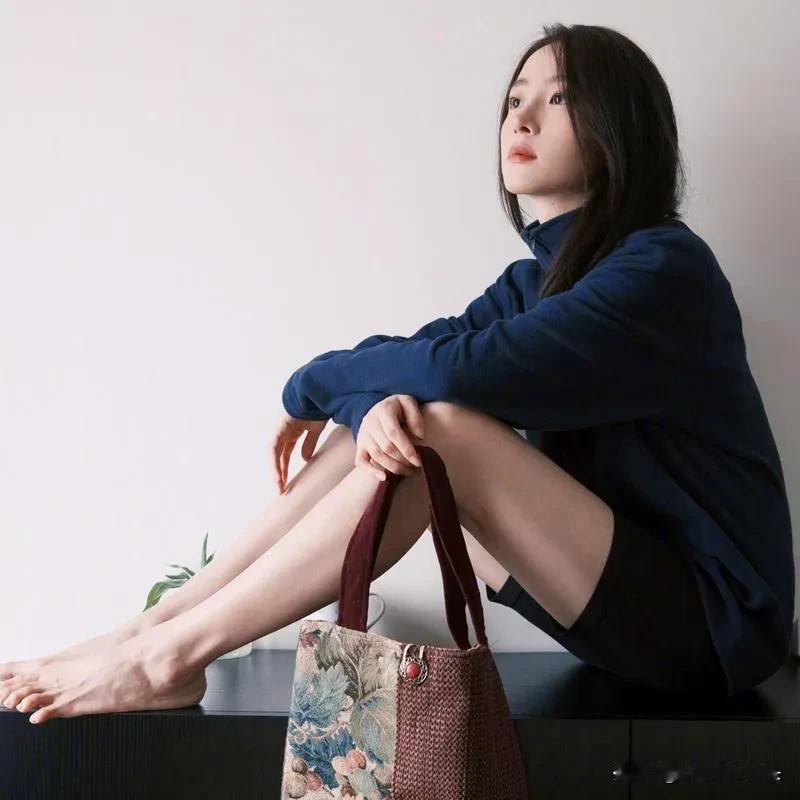 女明星胡冰卿这颜值和小脚丫子太耐看了。
